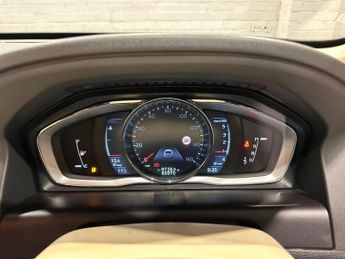 VOLVO XC60 2.4 D5 SE Lux Nav SUV 5dr Diesel Geartronic AWD Euro 5 (215 ps)