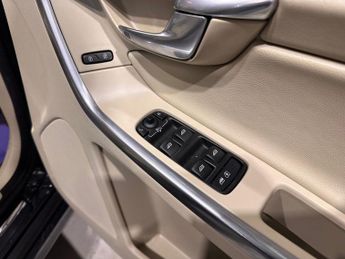 VOLVO XC60 2.4 D5 SE Lux Nav SUV 5dr Diesel Geartronic AWD Euro 5 (215 ps)