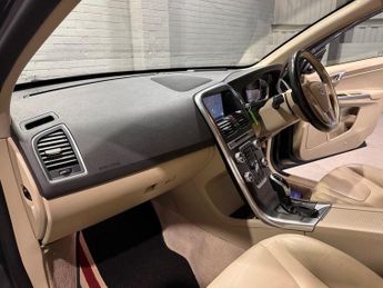 VOLVO XC60 2.4 D5 SE Lux Nav SUV 5dr Diesel Geartronic AWD Euro 5 (215 ps)