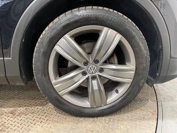 VOLKSWAGEN TIGUAN 2.0 TDI SEL SUV 5dr Diesel DSG Euro 6 (s/s) (150 ps)