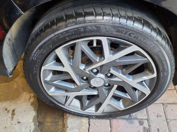 HYUNDAI KONA 64kWh Premium SUV 5dr Electric Auto (10.5kW Charger) (204 ps)