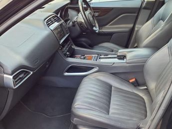 JAGUAR F-PACE 2.0 D180 Portfolio SUV 5dr Diesel Auto AWD Euro 6 (s/s) (180 ps)