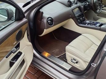 JAGUAR XJ 3.0d V6 Portfolio Saloon 4dr Diesel Auto Euro 5 (275 ps)