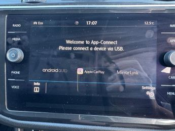 VOLKSWAGEN TIGUAN 2.0 TDI SE Navigation SUV 5dr Diesel DSG 4Motion 