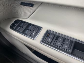 JAGUAR XF 2.0d Portfolio Saloon 4dr Diesel Auto Euro 6 (s/s) (180 ps)