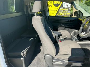 TOYOTA HI-LUX 2.4 D-4D Active Pickup Extra Cab 4dr Diesel Manual 4WD Euro 6 (3