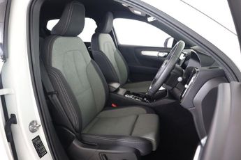 VOLVO XC40 2.0 B3 MHEV Plus Dark DCT Auto Euro 6 (s/s) 5dr