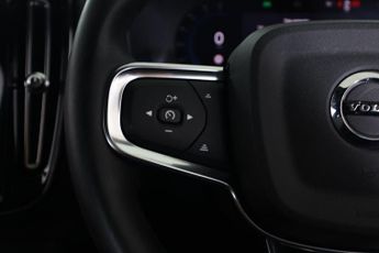 VOLVO XC40 2.0 B3 MHEV Plus Dark DCT Auto Euro 6 (s/s) 5dr