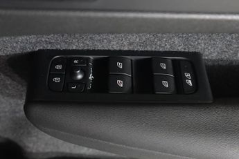 VOLVO XC40 2.0 B3 MHEV Plus Dark DCT Auto Euro 6 (s/s) 5dr