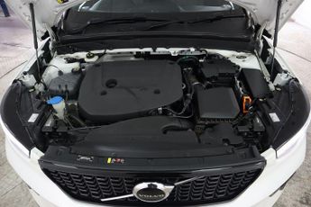 VOLVO XC40 2.0 B3 MHEV Plus Dark DCT Auto Euro 6 (s/s) 5dr