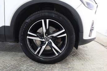 VOLVO XC40 2.0 B3 MHEV Plus Dark DCT Auto Euro 6 (s/s) 5dr