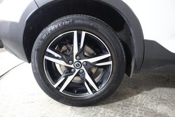 VOLVO XC40 2.0 B3 MHEV Plus Dark DCT Auto Euro 6 (s/s) 5dr