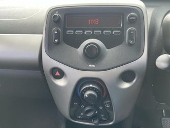 TOYOTA AYGO 1.0 VVT-i x-play Hatchback 5dr Petrol x-shift Euro 6 (68 ps)