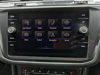 VOLKSWAGEN TIGUAN 1.5 TSI R-Line SUV 5dr Petrol DSG Euro 6 (s/s) (150 ps)