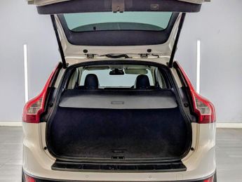 VOLVO XC60 2.4 D5 SE Lux Nav SUV 5dr Diesel Geartronic AWD Euro 5 (215 ps)