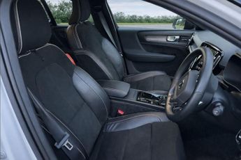 VOLVO XC40 1.5 T3 R-Design SUV 5dr Petrol Auto Euro 6 (s/s) (163 ps)