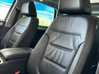 VOLKSWAGEN TOUAREG 3.0 TDI V6 BlueMotion Tech R-Line SUV 5dr Diesel Tiptronic 4WD E