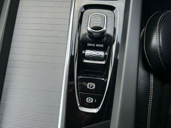 VOLVO XC60 2.0 D4 R-Design SUV 5dr Diesel Auto AWD Euro 6 (s/s) (190 ps)