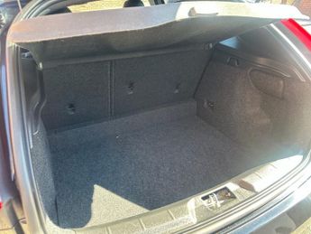 VOLVO V40 1.5 T2 R-Design Hatchback 5dr Petrol Auto Euro 6 (s/s) (122 ps)