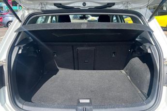 VOLKSWAGEN E-GOLF 35.8kWh e-Golf Hatchback 5dr Electric Auto (136 ps) Front / Rear