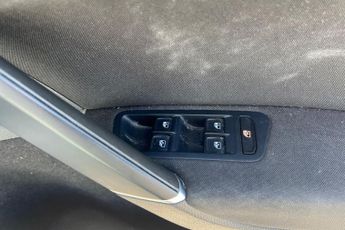 VOLKSWAGEN E-GOLF 35.8kWh e-Golf Hatchback 5dr Electric Auto (136 ps) Front / Rear