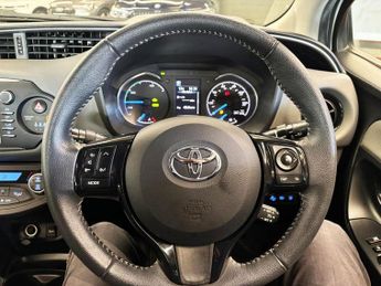 TOYOTA YARIS 1.5 VVT-h Icon Tech Hatchback 5dr Petrol Hybrid E-CVT Euro 6 (s/