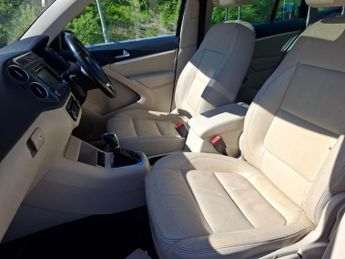 VOLKSWAGEN TIGUAN 2.0 TDI BlueMotion Tech SE SUV 5dr Diesel DSG 4WD Euro 5 (s/s) (
