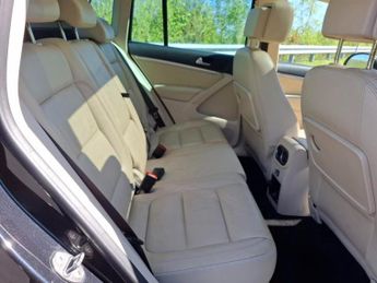 VOLKSWAGEN TIGUAN 2.0 TDI BlueMotion Tech SE SUV 5dr Diesel DSG 4WD Euro 5 (s/s) (