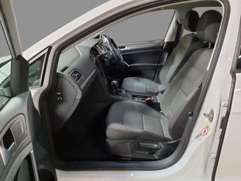 VOLKSWAGEN E-GOLF 35.8kWh e-Golf Hatchback 5dr Electric Auto (136 ps)