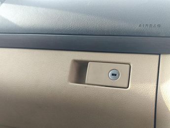 VOLKSWAGEN TOURAN 1.6 TDI SE MPV 5dr Diesel DSG Euro 5 (105 ps)