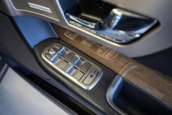 JAGUAR XF 3.0d S V6 Premium Luxury Saloon 4dr Diesel Auto Euro 5 (275 ps)