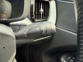 VOLVO XC60 2.0 D4 Momentum SUV 5dr Diesel Auto AWD Euro 6 (s/s) (190 ps)