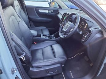 VOLVO XC40 2.0 D3 Momentum Pro SUV 5dr Diesel Auto AWD Euro 6 (s/s) (150 ps