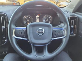 VOLVO XC40 2.0 D3 Momentum Pro SUV 5dr Diesel Auto AWD Euro 6 (s/s) (150 ps