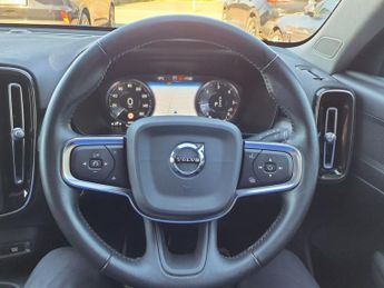 VOLVO XC40 2.0 D3 Momentum Pro SUV 5dr Diesel Auto AWD Euro 6 (s/s) (150 ps