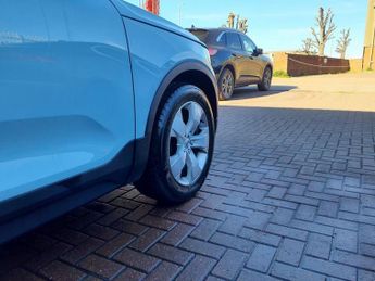 VOLVO XC40 2.0 D3 Momentum Pro SUV 5dr Diesel Auto AWD Euro 6 (s/s) (150 ps
