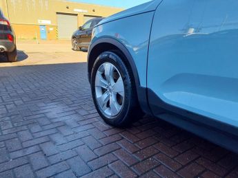 VOLVO XC40 2.0 D3 Momentum Pro SUV 5dr Diesel Auto AWD Euro 6 (s/s) (150 ps
