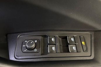 VOLKSWAGEN T-ROC 1.5 TSI R-Line SUV 5dr Petrol DSG Euro 6 (s/s) (150 ps) Front / 