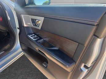 JAGUAR XF 2.2d Luxury Saloon 4dr Diesel Auto Euro 5 (s/s) (190 ps)