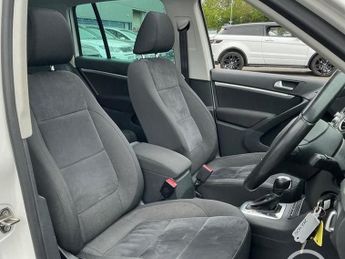 VOLKSWAGEN TIGUAN 2.0 TDI BlueMotion Tech SE SUV 5dr Diesel DSG 4WD Euro 5 (s/s) (