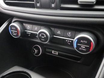 ALFA ROMEO GIULIA 2.0T Veloce Saloon 4dr Petrol GPF Auto Euro 6 (s/s) (280 ps)