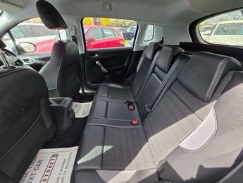 PEUGEOT 2008 1.6 e-HDi Allure SUV 5dr Diesel AUTOMATIC Euro 5 (s/s) (92 ps)