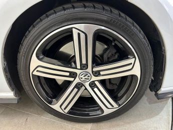 VOLKSWAGEN GOLF 2.0 TSI R Hatchback 5dr Petrol DSG 4Motion Euro 6 (s/s) (310 ps)