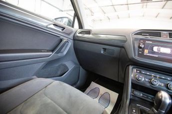 VOLKSWAGEN TIGUAN 2.0 TDI SEL SUV 5dr Diesel DSG Euro 6 (s/s) (150 ps)