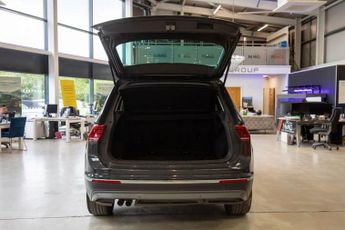 VOLKSWAGEN TIGUAN 2.0 TDI SEL SUV 5dr Diesel DSG Euro 6 (s/s) (150 ps)