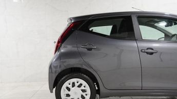 TOYOTA AYGO 1.0 VVT-i x-play Hatchback 5dr Petrol x-shift Euro 6 (Safety Sen