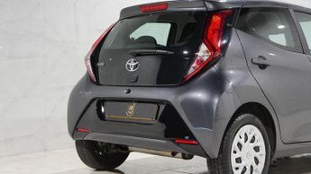 TOYOTA AYGO 1.0 VVT-i x-play Hatchback 5dr Petrol x-shift Euro 6 (Safety Sen