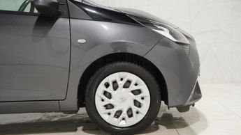 TOYOTA AYGO 1.0 VVT-i x-play Hatchback 5dr Petrol x-shift Euro 6 (Safety Sen