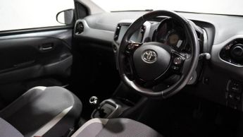 TOYOTA AYGO 1.0 VVT-i x-play Hatchback 5dr Petrol x-shift Euro 6 (Safety Sen