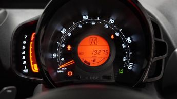 TOYOTA AYGO 1.0 VVT-i x-play Hatchback 5dr Petrol x-shift Euro 6 (Safety Sen